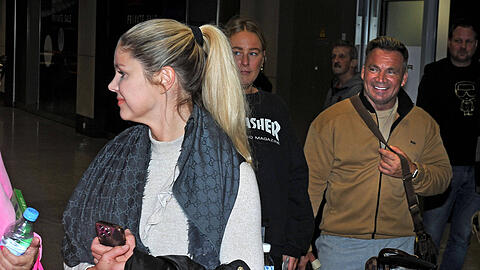 Ende des Australien-Abenteuers: Peter Klein und Yvonne Woelke (l.) bei ihrer Ankunft am Flughafen Frankfurt.