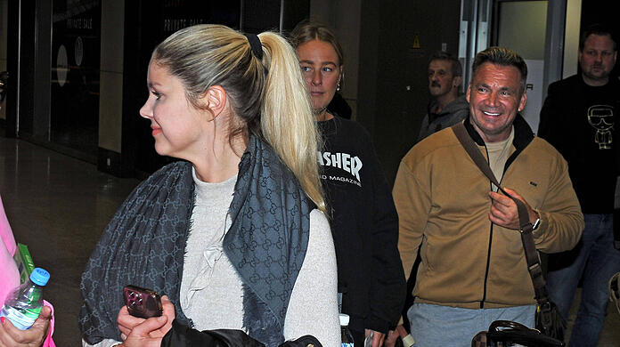 Ende des Australien-Abenteuers: Peter Klein und Yvonne Woelke (l.) bei ihrer Ankunft am Flughafen Frankfurt.