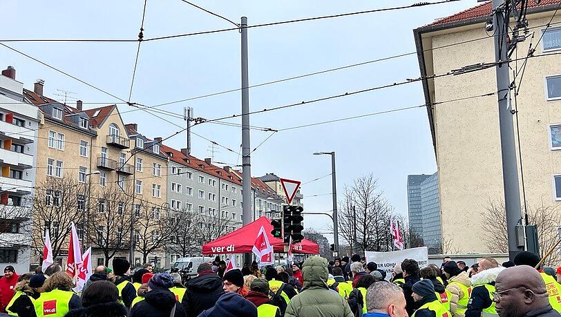 Streikende versammeln sich in M&uuml;nchen f&uuml;r eine Kundgebung.