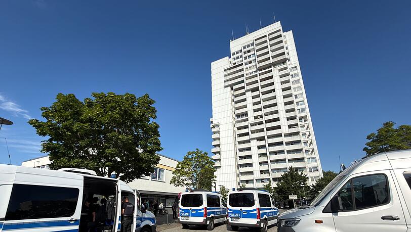 Seit dem Morgen führt die Polizei einen Großeinsatz in einem Hochhaus im Kieler Stadtteil Mettenhof durch, aus dem ein Pflasterstein auf einen Streifenwagen geworfen worden ist. Seit dem Morgen führt die Polizei einen Großeinsatz in einem Hochhaus im Kieler Stadtteil Mettenhof durch, aus dem ein Pflasterstein auf einen Streifenwagen geworfen worden ist.