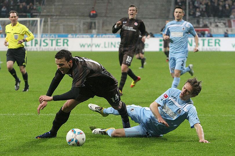 Elfmeterreifes Foul: Kai Bülow (r.) legt Petar Sliskovic.