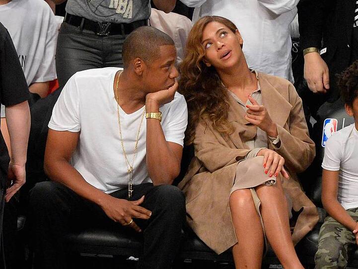 Guck mal, wer da auf dem Bildschirm ist: Beyoncé und Gatte Jay Z bei einem Basketballmatch in New York