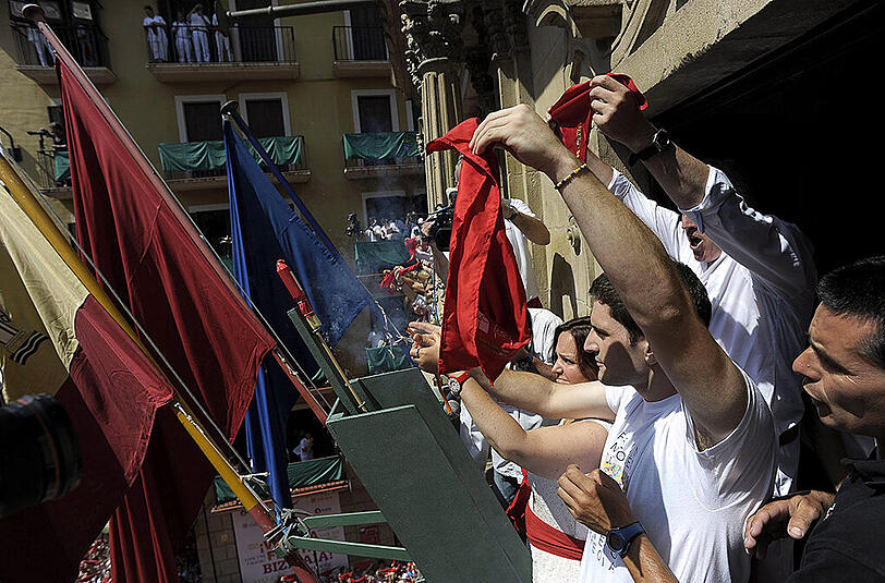 Fans und Demonstranten auf dem Sanfermines-Festival 2015 in Pamplona.