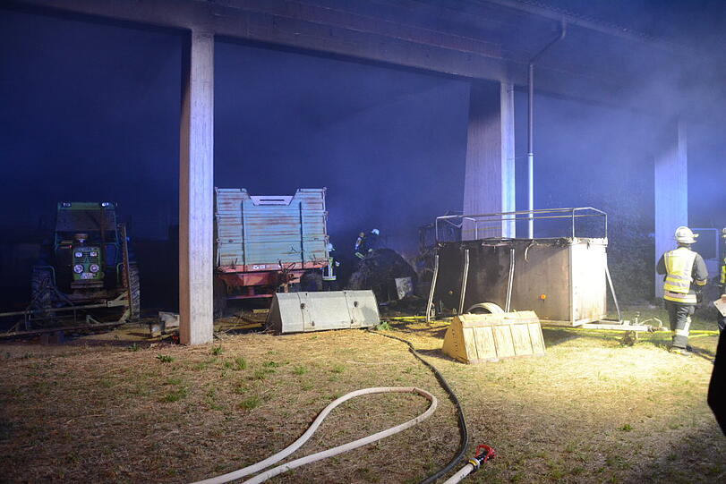 Die Maschinenhalle kam vergleichsweise unbeschadet davon - dafür zerstörte der Brand einen Traktor sowie mehrere Anhänger. Die Bilder aus Gerzen bei Landshut.