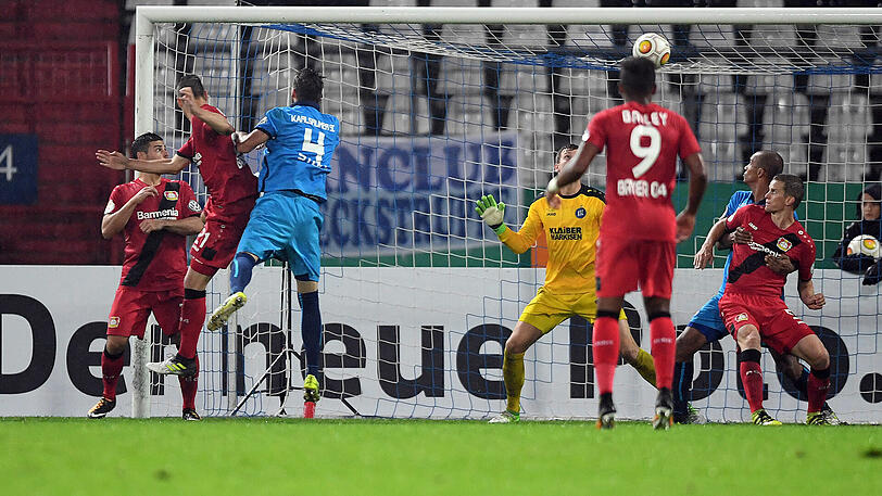 Dominik Kohr (2.vl.) erzielt den Treffer zum 0:1.