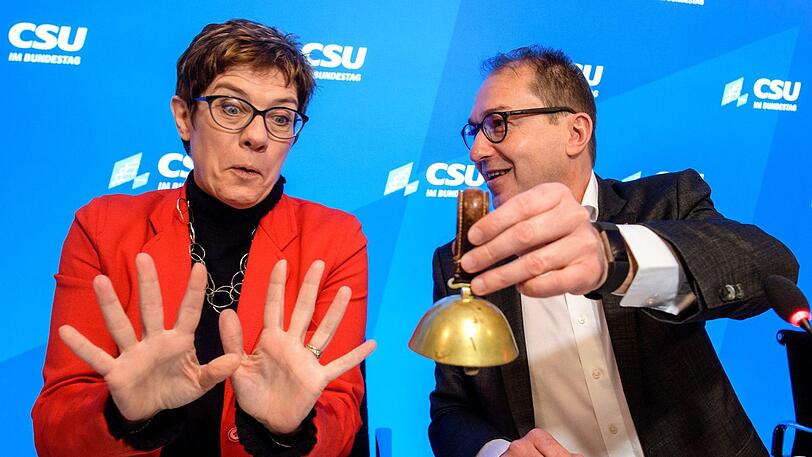 Scherzen zusammen bei der Pressekonferenz: CDU-Vorsitzende Kramp-Karrenbauer und CSU-Landesgruppenchef Dobrindt.