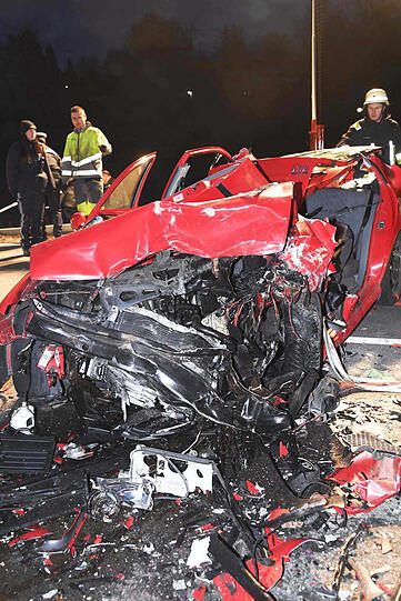 Bilder vom Unfallort in Grafing: Beide Autos wurden bei dem Zusammenstoß komplett zerstört.