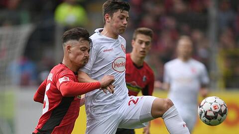 Freiburgs Robin Koch (l) und Düsseldorfs Dawid Kownacki trennen sich unentschieden.