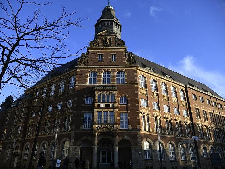 Das Verwaltungsgericht Gelsenkirchen hat das Abschiebeverbot gegen den bereits abgeschobenen mutmaßlichen Islamisten Sami A. aufgehoben.