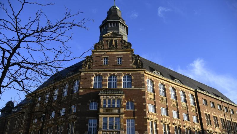 Das Verwaltungsgericht Gelsenkirchen hat das Abschiebeverbot gegen den bereits abgeschobenen mutmaßlichen Islamisten Sami A. aufgehoben. Das Verwaltungsgericht Gelsenkirchen hat das Abschiebeverbot gegen den bereits abgeschobenen mutmaßlichen Islamisten Sami A. aufgehoben.