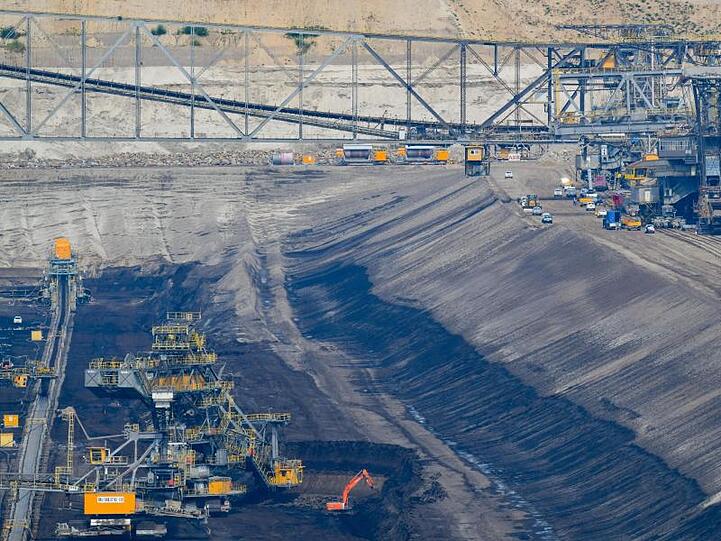 Blick auf die Förderbrücke F60 im Braunkohletagebau Jänschwalde der Lausitz Energie Bergbau AG (LEAG). Im Braunkohletagebau Jänschwalde wird das 2. Lausitzer Flöz abgebaut.