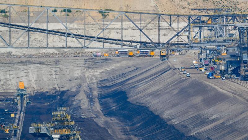 Blick auf die Förderbrücke F60 im Braunkohletagebau Jänschwalde der Lausitz Energie Bergbau AG (LEAG). Im Braunkohletagebau Jänschwalde wird das 2. Lausitzer Flöz abgebaut. Blick auf die Förderbrücke F60 im Braunkohletagebau Jänschwalde der Lausitz Energie Bergbau AG (LEAG). Im Braunkohletagebau Jänschwalde wird das 2. Lausitzer Flöz abgebaut.