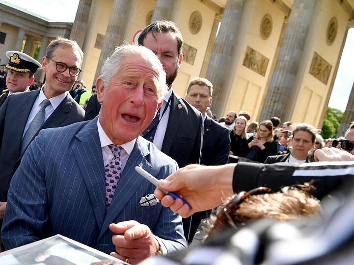 Autogrammstunde: Der britische Prinz Charles (m.) vor dem Brandenburger Tor.