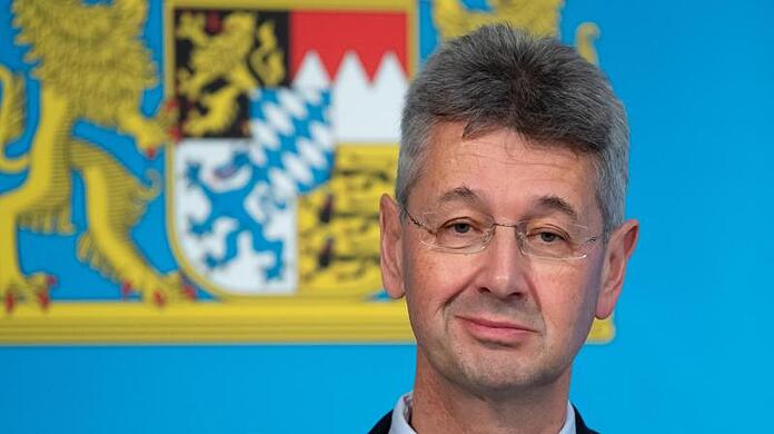 Bayerns Kultusminister Michael Piazolo hat den Distanzunterricht einfach ganz abgesagt.