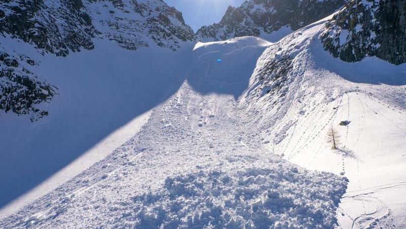 Bei dem Vorfall in Österreich wurden vier Personen von einer Lawine begraben. Insgesamt 14 wurden mitgerissen. (Symbolbild)