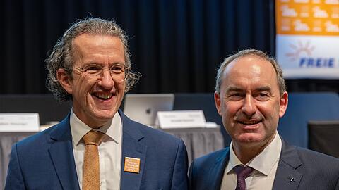 Hubert Aiwanger (r), Bundesvorsitzender der Partei Freie Wähler und sein neuer Stellvertreter Joachim Streit stehen nach der Wahl des Stellvertreters auf dem Bundesparteitag der Freien Wähler zusammen.