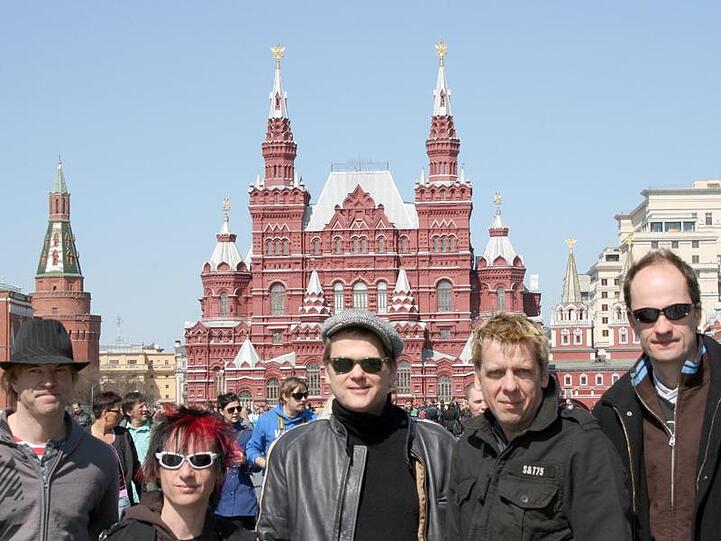 Die Mitglieder der Toten Hosen machen einen Ausflug auf den Roten Platz in Moskau.