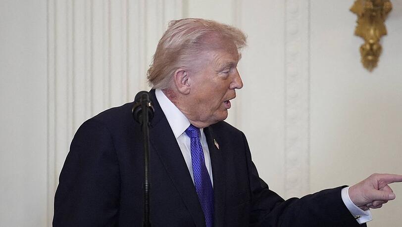 Bei der Rede von Donald Trump während einer Zeremonie zur Verleihung von Ehrenmedaillen waren viele Blicke auf seinen Hals gerichtet. Bei der Rede von Donald Trump während einer Zeremonie zur Verleihung von Ehrenmedaillen waren viele Blicke auf seinen Hals gerichtet.