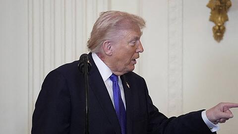 Bei der Rede von Donald Trump w&auml;hrend einer Zeremonie zur Verleihung von Ehrenmedaillen waren viele Blicke auf seinen Hals gerichtet.