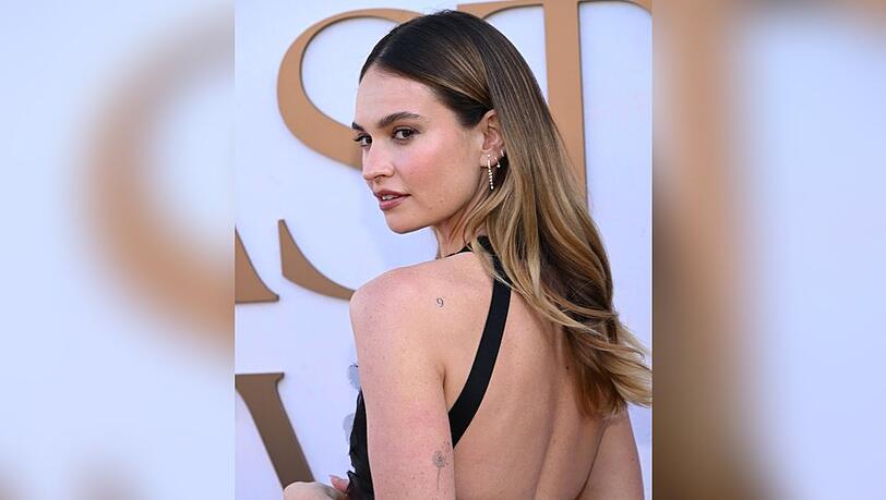 Lily James tr&auml;gt kleine Tattoos, wie jetzt in Hollywood zu sehen war.