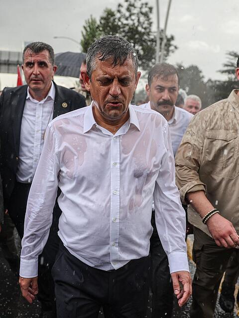 &Ouml;zg&uuml;r &Ouml;zel trotzt dem Regen und seiner Absetzung als Parteichef
