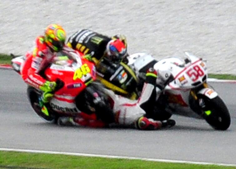 Der Crash:  Colin Edwards (Mitte) Valentino Rossi from Italy (links) und Marco Simoncelli.