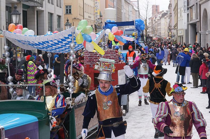 Weitere Bilder vom Faschingsumzug der "Damischen Ritter" in München am 08. Februar 2015.