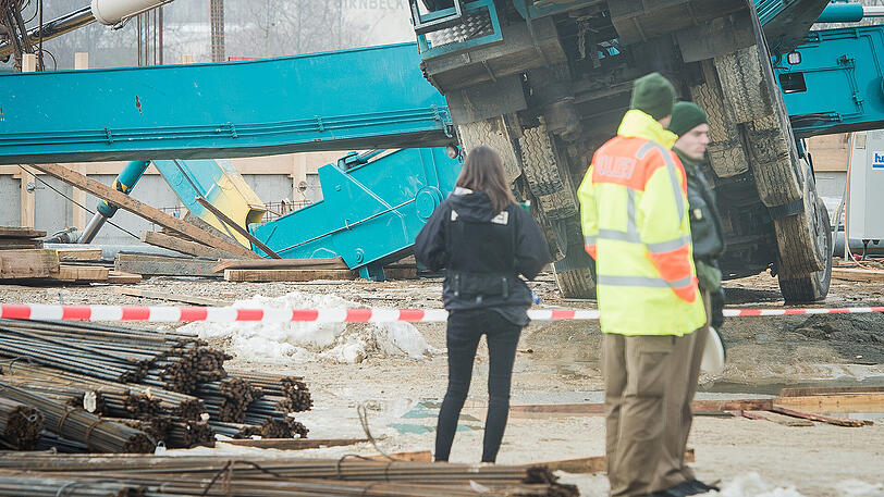 Am Donnerstagvormittag stürzte auf einer Baustelle in Freising eine Betonpumpe auf zwei Arbeiter - sie starben noch vor Ort.