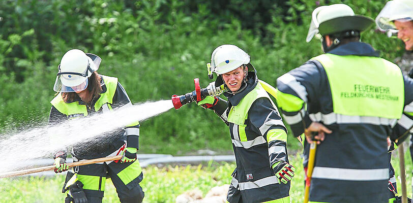 Auch die Hitze ist für die Einsatzkräfte eine besondere Herausforderung.