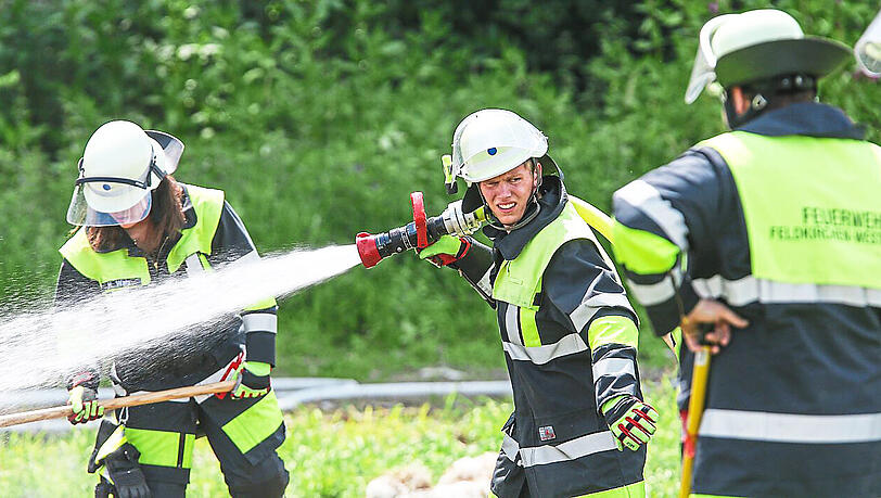 Auch die Hitze ist für die Einsatzkräfte eine besondere Herausforderung. Auch die Hitze ist für die Einsatzkräfte eine besondere Herausforderung.