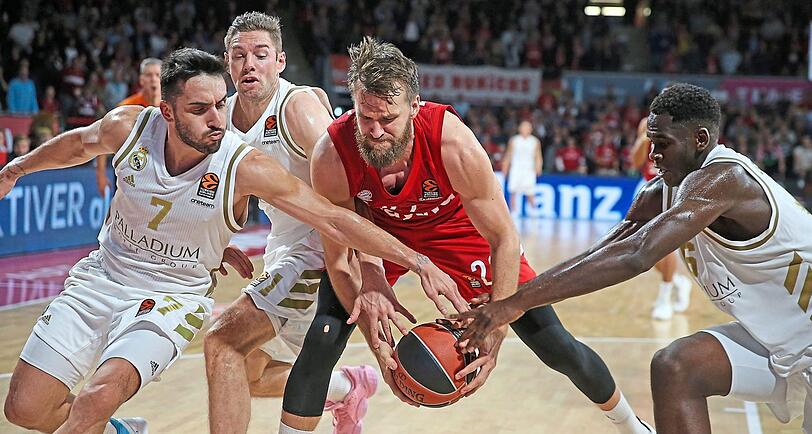 "Es war ein super Sieg gegen Real", lobt Manager Marko Pesic seine Basketballer um Kapitän Danilo Barthel (Mitte). Er mahnt aber auch: "Wir sind noch weit weg von unserem Limit."