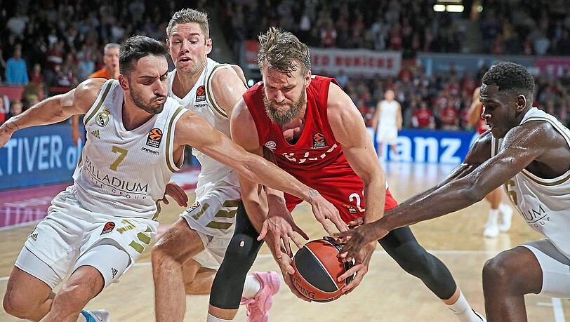 "Es war ein super Sieg gegen Real", lobt Manager Marko Pesic seine Basketballer um Kapitän Danilo Barthel (Mitte). Er mahnt aber auch: "Wir sind noch weit weg von unserem Limit." "Es war ein super Sieg gegen Real", lobt Manager Marko Pesic seine Basketballer um Kapitän Danilo Barthel (Mitte). Er mahnt aber auch: "Wir sind noch weit weg von unserem Limit."