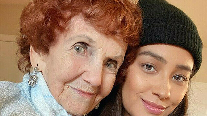 Zwei Generationen auf einem Bild: Shay Mitchell mit ihrer Oma
