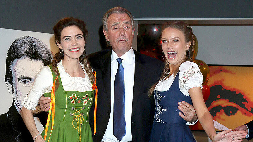 Dirndl in Hollywood: An der Seite von Eric Braeden präsentieren sich (v.l.) Amelia Heinle und Melissa Ordway in Tracht