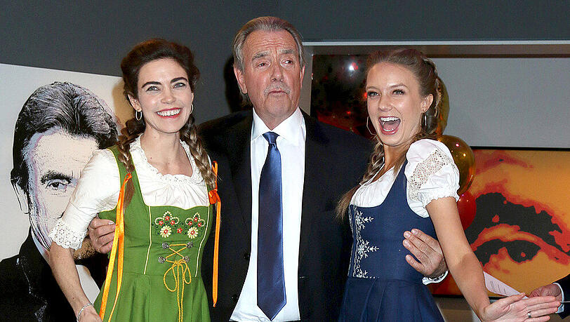 Dirndl in Hollywood: An der Seite von Eric Braeden präsentieren sich (v.l.) Amelia Heinle und Melissa Ordway in Tracht Dirndl in Hollywood: An der Seite von Eric Braeden präsentieren sich (v.l.) Amelia Heinle und Melissa Ordway in Tracht