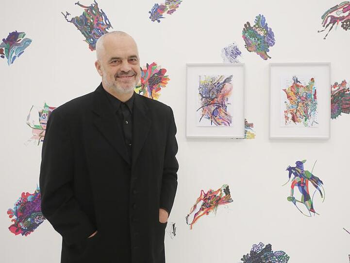 Albaniens Ministerpräsident Edi Rama vor seinem Werk.