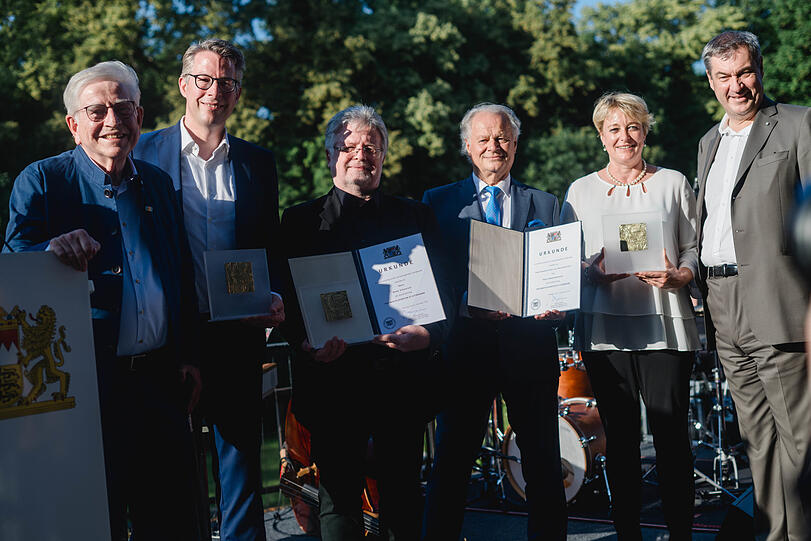 Thomas Goppel (links), Markus Blume, Bernd Schweinar, Ludwig Baumann und Cornelia von Kerssenbrock mit Markus Söder auf der Terrasse des Hauses der Kunst.