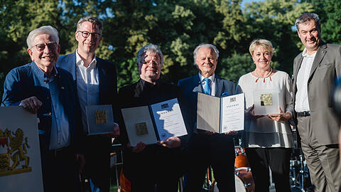 Thomas Goppel (links), Markus Blume, Bernd Schweinar, Ludwig Baumann und Cornelia von Kerssenbrock mit Markus Söder auf der Terrasse des Hauses der Kunst.
