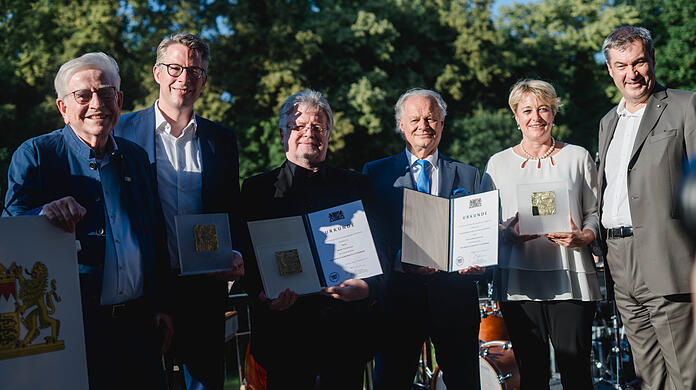 Thomas Goppel (links), Markus Blume, Bernd Schweinar, Ludwig Baumann und Cornelia von Kerssenbrock mit Markus Söder auf der Terrasse des Hauses der Kunst.