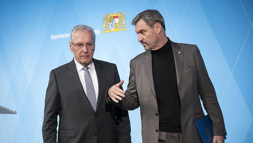 "Es reicht", findet Bayerns Ministerpräsident Markus Söder (l., CSU), der hier mit Innenminister Joachim Herrmann zur Pressekonferenz kommt. "Es reicht", findet Bayerns Ministerpräsident Markus Söder (l., CSU), der hier mit Innenminister Joachim Herrmann zur Pressekonferenz kommt.