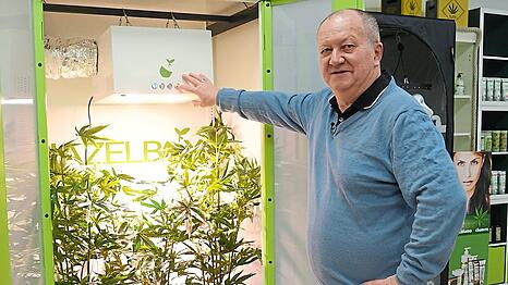 Wenzel Cerveny in der Natur Erlebniswelt von "Haschheim", die er inzwischen schließen musste. Hier wollte er auch einen Cannabis-Club eröffnen, scheiterte aber an einem eilig gebauten Spielplatz.