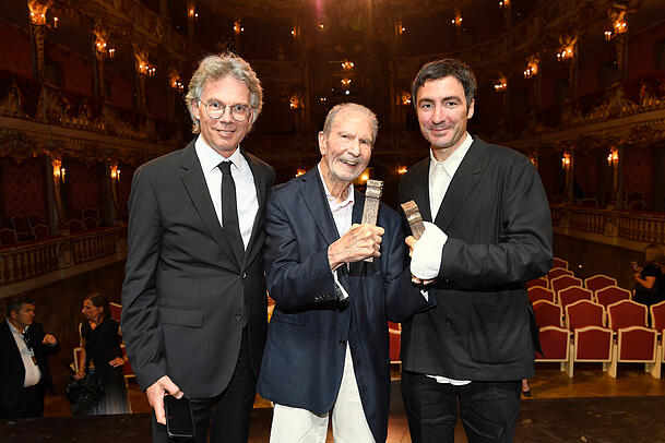 Gruppenbild der Preistr&auml;ger Edgar Reitz (Ehrenpreis), Daniela Magnani H&uuml;ller (Deb&uuml;tpreis) und Ilker Catak (Preis National). Dominik Maringer vertritt Cherien Dabis (Preis International)