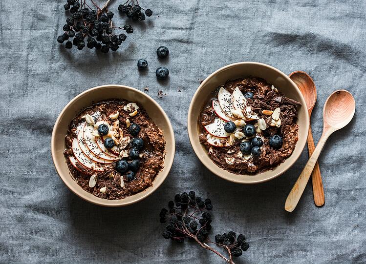 Anstatt Mehl können für einen Crumble auch Haferflocken gewählt werden - die man praktischerweise auch für ein gesundes Porridge-Frühstück in der Ferienwohnung einsetzen kann. Je nach Geschmack kann der Haferschleim mit Milch oder Mandeldrink, mit Honig, Kakao und Früchten wie Bananen oder Heidelbeeren zubereitet werden. Nüsse und Hanf-, Chia oder Leinsamen passen ebenfalls sehr gut. Anstatt Mehl können für einen Crumble auch Haferflocken gewählt werden - die man praktischerweise auch für ein gesundes Porridge-Frühstück in der Ferienwohnung einsetzen kann. Je nach Geschmack kann der Haferschleim mit Milch oder Mandeldrink, mit Honig, Kakao und Früchten wie Bananen oder Heidelbeeren zubereitet werden. Nüsse und Hanf-, Chia oder Leinsamen passen ebenfalls sehr gut.