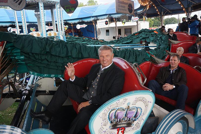 Aber nicht nur die modernen Fahrgeschäfte können sich sehen lassen. Auch auf dem historischen Teil des Volksfestes, der Oidn Wiesn, geht es flott zu. Wiesn-Chef Dieter Reiter gefällt die Fahrt jedenfalls!