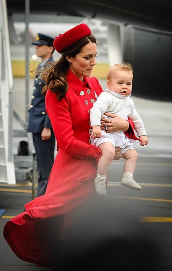 Auch Baby George sieht ganz heiter aus. Es sind die ersten Live-Bilder vom royalen Baby seit seiner Geburt.