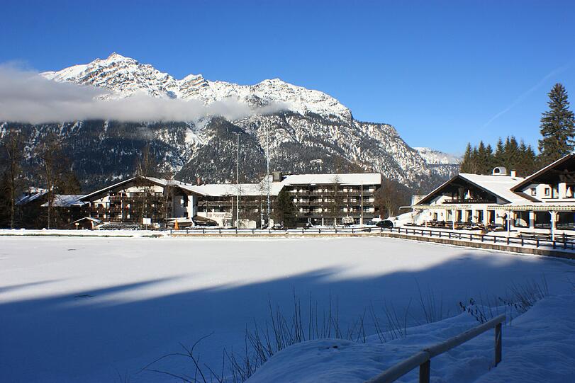 Die AZ und Red Bull verlost eine Romantik-Übernachtung im Hotel Riessersee. Außerdem startet am Sonntag das Rennen der Red Bull Bob Heroes.