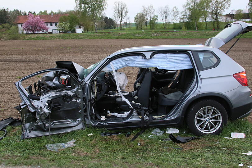 Eine 18-jährige Fahranfängerin kam mit ihrem Auto auf die Gegenfahrbahn und prallte frontal mit einem entgegenkommenden BMW zusammen.