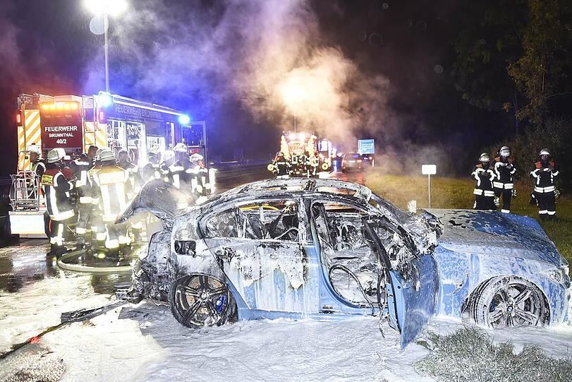 Der BMW brannte bei dem Unfall komplett aus.