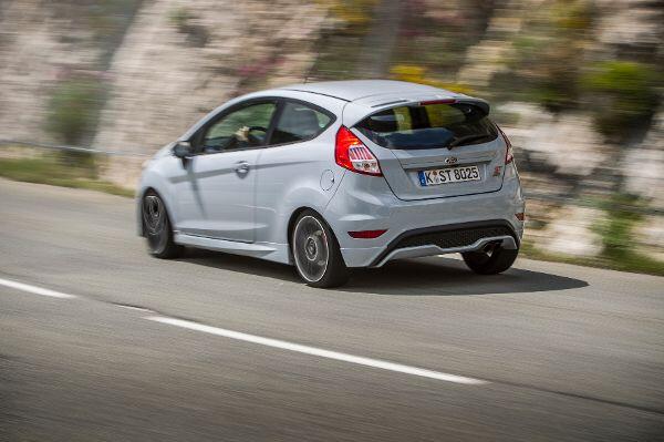 Fahrmaschine mit 200 PS: Bei Vollgas wird die Fahrt im Fiesta ST200 im Nu zum dynamischen Erlebnis.