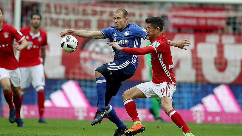 Muss man sich an dieses Bild gewöhnen? Holger Badstuber kämpft im Schalke-Trikot mit den Ex-Kollegen um den Ball.